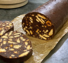 Η Αργυρώ Μπαρμπαρίγου μας φτιάχνει ένα τέλειο σοκολατένιο κορμό - Χωρίς μίξερ, με καραμελωμένα φουντούκια 