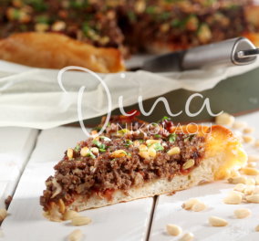 H Ντίνα Νικολάου δημιούργησε και πάλι: Καταπληκτική πίτσα με κιμά και γιαούρτι από τα χεράκια της 
