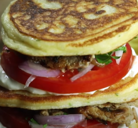 Ο Άκης Πετρετζίκης μας ξετρελαίνει: Φτιάχνει Αλμυρά pancakes με γύρο κοτόπουλου (βίντεο)
