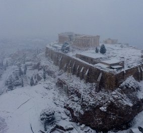 Εντυπωσιακές εικόνες από την χιονισμένη Αθήνα: Η κακοκαιρία «Μήδεια» έντυσε στα λευκά την Αττική (βίντεο)