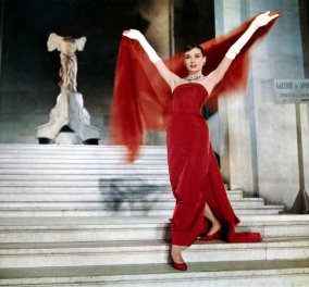 Ωδή στη μόδα: 23 ονειρικά κόκκινα φορέματα που έγραψαν ιστορία στον κινηματογράφο - Από την εντυπωσιακή τουαλέτα της Audrey Hepburn μέχρι τα σέξι βραδινά της Romy Schneider & της Julia Roberts (φώτο) 