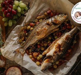 Ντίνα Νικολάου: Λαβράκια με ελιές, σταφύλια και πατάτες «τσακιστές» - Ένα νόστιμο πιάτο για το κυριακάτικο τραπέζι