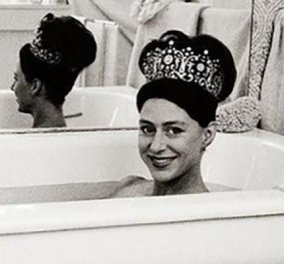 Vintage pic: Μια βασίλισσα με τιάρα μέσα στην μπανιέρα της - Η πιο «ακραία» φωτογραφία της πριγκίπισσας Μαργαρίτας στο λουτρό της