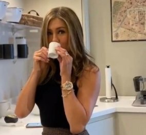 Η Jennifer Aniston happy girl με τον καφέ της - Ποιος πρόσεξε όμως το ολόχρυσο ρολόι εκατομμυρίων στον καρπό της (βίντεο)