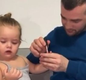 Το κοριτσάκι που θα σας ξετρελάνει! 3 ετών το πολύ και φυσάει τα νυχάκια της να στεγνώσουν - Ο μπαμπάς βάζει το μανό (βίντεο)