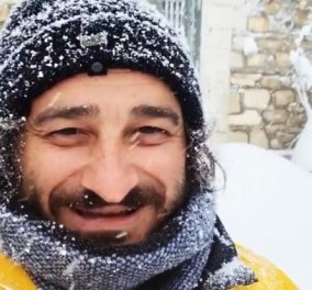Βασίλης Χαραλαμπόπουλος: Το χιόνι σκέπασε τα πάντα στην αυλή του! - Δείτε τον πώς παίζει σαν μικρό παιδί (φωτό & βίντεο)
