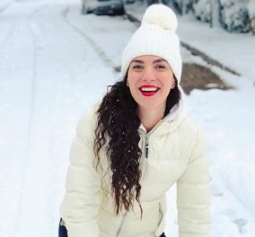 Φωτεινή Δάρρα: Τόσο γλυκιά με τον λευκό της σκούφο - Παίζει χιονοπόλεμο και χαμογελάει σαν μικρό παιδί (βίντεο)
