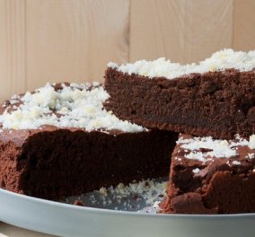 Στέλιος Παρλιάρος: Κέικ σοκολάτας με πορτοκαλόνερο - Τόσο γευστικό και μαλακό που λιώνει στο στόμα