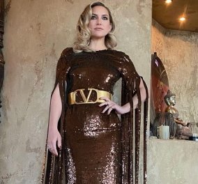 H Kate Ηudson έτοιμη για έξοδο! Φόρεσε το πιο «party» φόρεμα από Valentino - Αστραφτερό με χρυσή ζώνη & κρόσια για μανίκια (φωτό & βίντεο)