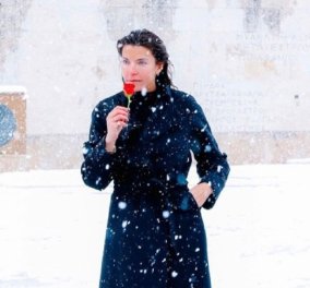  Με λευκή ομπρέλα & κομψά outfit η Μαρίνα Βερνίκου βολτάρει στο χιονισμένο Κολωνάκι & στο κέντρο - Πότε θα ξαναδούμε τέτοιες εικόνες! (φώτο)