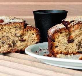 Νηστίσιμο κέικ με ταχίνι από τον Στέλιο Παρλιάρο: Οι σταφίδες, τα καρύδια και το πορτοκάλι δίνουν άλλη νοστιμιά