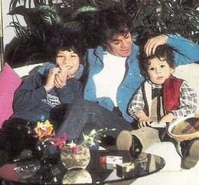 Ο Γιάννης Πάριος σε μια τρυφερή φωτογραφία: Μαζί με τους γιους του Χάρη και Θανάση - Από τον πρώτο του γάμο με την Ντίνα Μαρκοπούλου