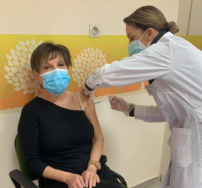 Η Ιωάννα Μάνδρου έκανε το εμβόλιο για τον κορωνοϊό και νιώθει ευλογημένη -  Φωτό με το γιατρό της