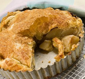 Στέλιος Παρλιάρος: Δοκιμάστε αυτή την ζεστή μηλόπιτα με σφολιάτα - Μια εύκολη συνταγή με πολύ άρωμα