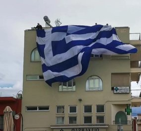 Σκέπασε το μισό κτίριο! Ελληνική σημαία 140 τ.μ στην Αργολίδα για τον εορτασμό της 25ης Μαρτίου (βίντεο)