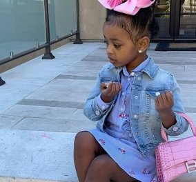 Η 2χρονη κόρη της Cardi B ποζάρει σαν κυρία με την Chanel τσάντα της - Κοστίζει 5.000 και δεν είναι η πιο ακριβή που έχει (φωτό & βίντεο)