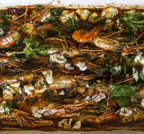 Το τραπέζι της Καθαράς Δευτέρας: Ο Άκης Πετρετζίκης μας ετοιμάζει λαχταριστές γαρίδες σαγανάκι  