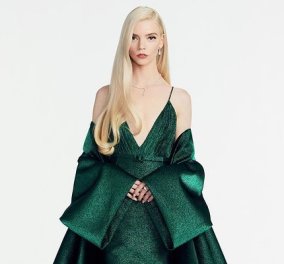 To σμαραγδί φουστάνι της Anya Taylor-Joy: Καρέ καρέ δύο φορέματα που έραψαν ειδικά για αυτήν ράφτες και μοδίστρες του Dior 