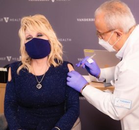 H Dolly Parton τραγουδάει «εμβόλιο, εμβόλιο, εμβόλιο»: Δείτε το βίντεο με την 75χρονη τραγουδίστρια - «Έλαβα μια δόση από το φάρμακό μου»