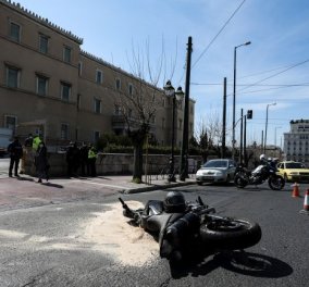 Δημοσιογράφος ανέβασε Βίντεο ντοκουμέντο με την στιγμή του μοιραίου τροχαίου έξω από την Βουλή - Πως εκτινάχθηκε ο άτυχος μοτοσικλετιστής 