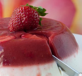 Στέλιος Παρλιάρος: Γλυκό γιαούρτι με ζελέ φράουλας - Ελαφρύ, νόστιμο και με ελάχιστα λιπαρά