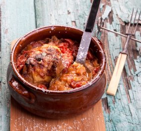 Μαγειρεύουμε με την Αργυρώ Μπαρμπαρίγου: Λαχταριστό κοκκινιστό κοτόπουλο με χυλοπίτες στο φούρνο