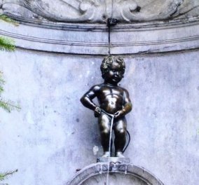 «Το αγοράκι που ουρεί» ντύνεται Εύζωνας στην Grande Place των Βρυξελλών - Στα γαλανόλευκα φωτίζεται η όπερα του Σίδνεϊ (φωτό)