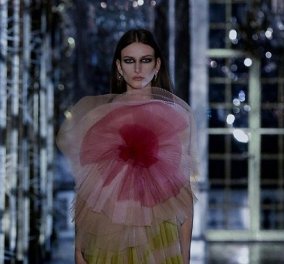 Η «ανατριχιαστική ομορφιά» του Dior: Μέσα από τις Βερσαλλίες παρουσίασε τη νέα του κολεξιόν, ένα σκοτεινό παραμύθι (φωτό & βίντεο)