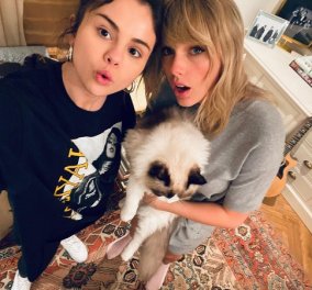 Όταν η Selena Gomez & η Taylor Swift έβγαλαν selfies στο σπίτι μαζί με τον γάτο Benjamin Button: «Σαν να μου έλειψε αυτή» (φωτό)