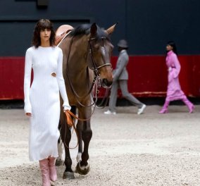 Η επίδειξη μόδας του οίκου Longchamp στο Παρίσι για την παρουσίαση της συλλογής Fall/Winter 2021 - Ιππικό στυλ, αέρινα midi φορέματα, cropped παντελόνια (φωτό)