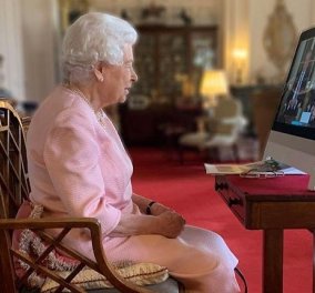 Για πρώτη φορά ο πολύ προσωπικός χώρος της βασίλισσας Ελισάβετ: 10 αλλαγές στο δωμάτιο της ώστε να είναι κατάλληλο για zoom & video calls