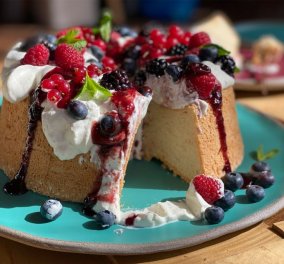 Η Αργυρώ Μπαρμπαρίγου ετοίμασε ένα ονειρικό γλυκό  - Angel Food Cake με κόκκινα φρούτα 