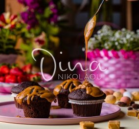Σκέτος πειρασμός η συνταγή της Ντίνας Νικολάου: Muffins με διπλή σοκολάτα και σάλτσα καραμέλας - Ποιος μπορεί να αντισταθεί;
