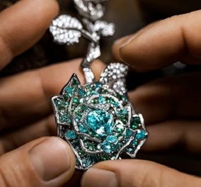Πανάκριβα πετράδια, ζαφείρια & διαμάντια: Μια συλλογή κοσμημάτων - φόρος τιμής στο αγαπημένο λουλούδι του Christian Dior, το τριαντάφυλλο (φωτό & βίντεο)