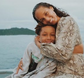 Καλλιτέχνης σαν την μαμά του ο 10χρονος γιος της Alicia Keys: Παίζει πιάνο και τραγουδάει μαζί της - Έχει απίθανη φωνή (βίντεο)