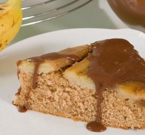Αφράτο, μαλακό, λαχταριστό: Ανάποδο κέικ με μπανάνα από τον Στέλιο Παρλιάρο - Σερβίρεται με ζεστή σως σοκολάτας