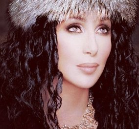 Καλές και οι άλλες αλλά σαν την Cher: Τα έχει φορέσει όλα! Στρας, πούπουλα, φτερά και διαφάνειες - Looks που έχουν μείνει αξέχαστα (φωτό & βίντεο)