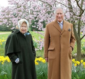 Η βασίλισσα Ελισάβετ γιορτάζει το Πάσχα με τον διάδοχο πρίγκιπα Κάρολο: Το  μεταξωτό μαντήλι στα μαλλιά & το κυπαρισσί παλτό με κάπα (φωτό)
