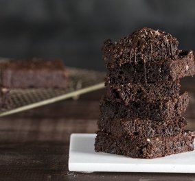 Ο Άκης Πετρετζίκης φτιάχνει ακαταμάχητα Brownies με αβοκάντο χωρίς μίξερ - Θα τα λατρέψετε 