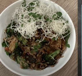 Ο Άκης Πετρετζίκης σε εκπληκτικό πιάτο - Stir fry λαχανικών με καστανό ρύζι (βίντεο)