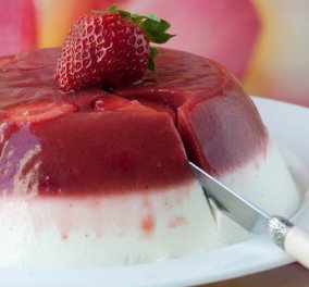 Γλυκό γιαούρτι με ζελέ φράουλας από το Στέλιο Παρλιάρο - Ελαφρύ δροσερό & υπέροχο! - Τι άλλο να ζητήσουμε; 