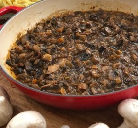 Μια απίθανη συνταγή από την Αργυρώ Μπαρμπαρίγου: Μανιτάρια ραγού κοκκινιστά έχετε δοκιμάσει; - Θα σας ξετρελάνουν