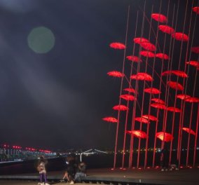 Θεσσαλονίκη: Με κόκκινο χρώμα φωτίστηκαν οι "Ομπρέλες" του Ζογγολόπουλου, ενόψει Πάσχα (φωτό)