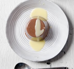 Στέλιος Παρλιάρος: Πανακότα με σοκολατούχο γάλα - Μια δροσερή και εύκολη κρέμα σερβιρισμένη με σως λευκής σοκολάτας