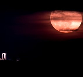 Υπερθέαμα το ''ροζ φεγγάρι'' του Απριλίου - Η μαγική φωτό με θέα το Ναό του Ποσειδώνα στο Σούνιο (βίντεο) 
