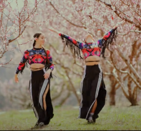Καλή εβδομάδα με δύο Ελληνίδες δίδυμες την Έλενα & τη Φένια να χορεύουν κάτω στις ανθισμένες ροδακινιές της Ημαθίας (βίντεο)