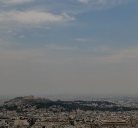  "Κρύφτηκε" η Ακρόπολη από τον καπνό - Αποπνιχτική η ατμόσφαιρα στην Αθήνα από τη φωτιά στην Κόρινθο  (φώτο)   