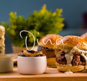 Φτιάχνουμε σπιτικά burger με την συνταγή της Ντίνας Νικολάου: Μοσχαρίσια με blue cheese και μανιτάρια! - θα ξετρελαθείτε