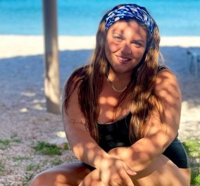 Η Δανάη Μπάρκα στην παραλία ποζάρει με το ολόσωμο μαγιό της και φοράει το καλύτερό της χαμόγελο (φωτό)