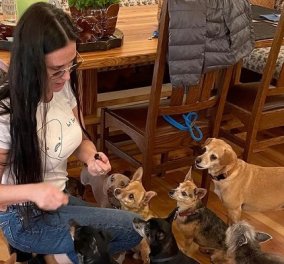 Η Demi Moore ζει με… εννέα σκυλιά στην βίλα της στο Idaho! Τα ταΐζει, τα προσέχει και αυτά την κοιτούν με λατρεία (φωτό)